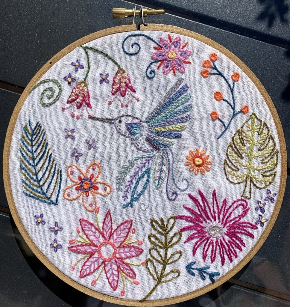 Zacharie le petit colibri, un chat dans l'aiguille, broderie main traditionnelle.